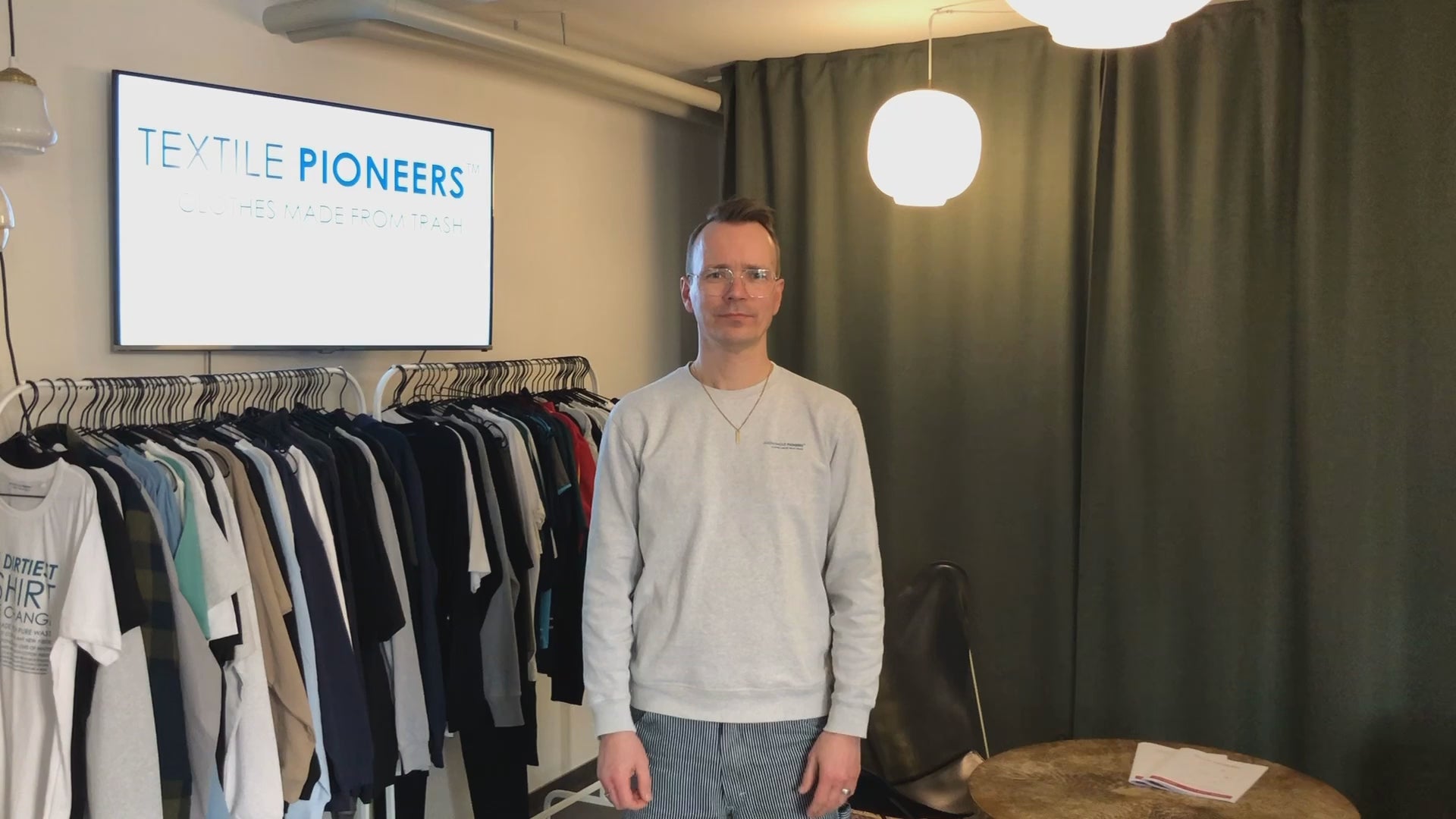 Indlæs video: Hos Textile Pioneers producerer vi kvalitetsprodukter til virksomheder, events og konferencer – alt i genanvendte materialer. Vi tilbyder blandt andet T-shirts, poloer, sweatshirts, skjorter og jakker. Flere af produkterne er vasketestet til at holde til 60 graders vask og høj varme i tørretumbling. Det sikrer lang holdbarhed, også ved daglig brug.
